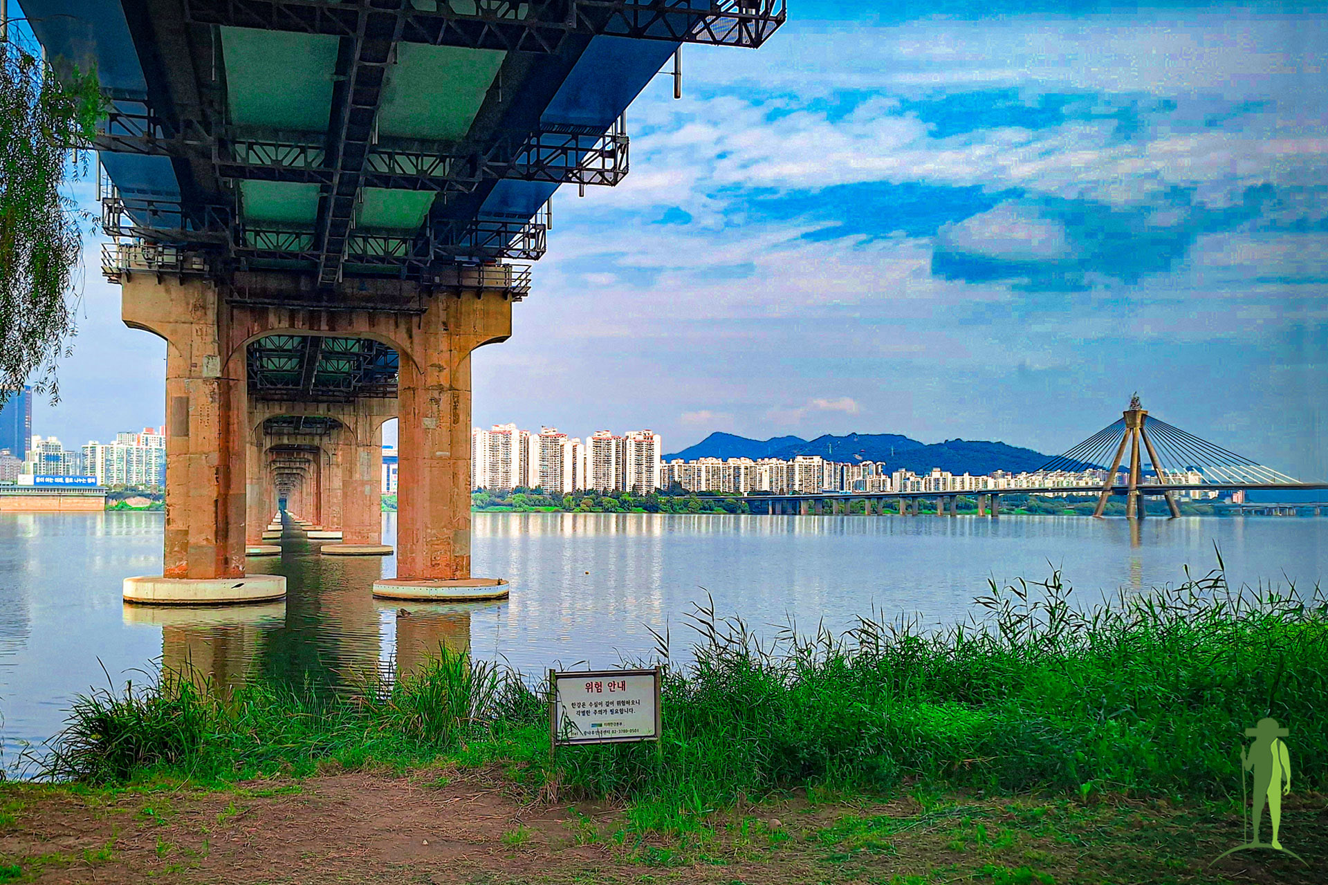 under the Jamsil Bridge last night too © Grassroots Travel